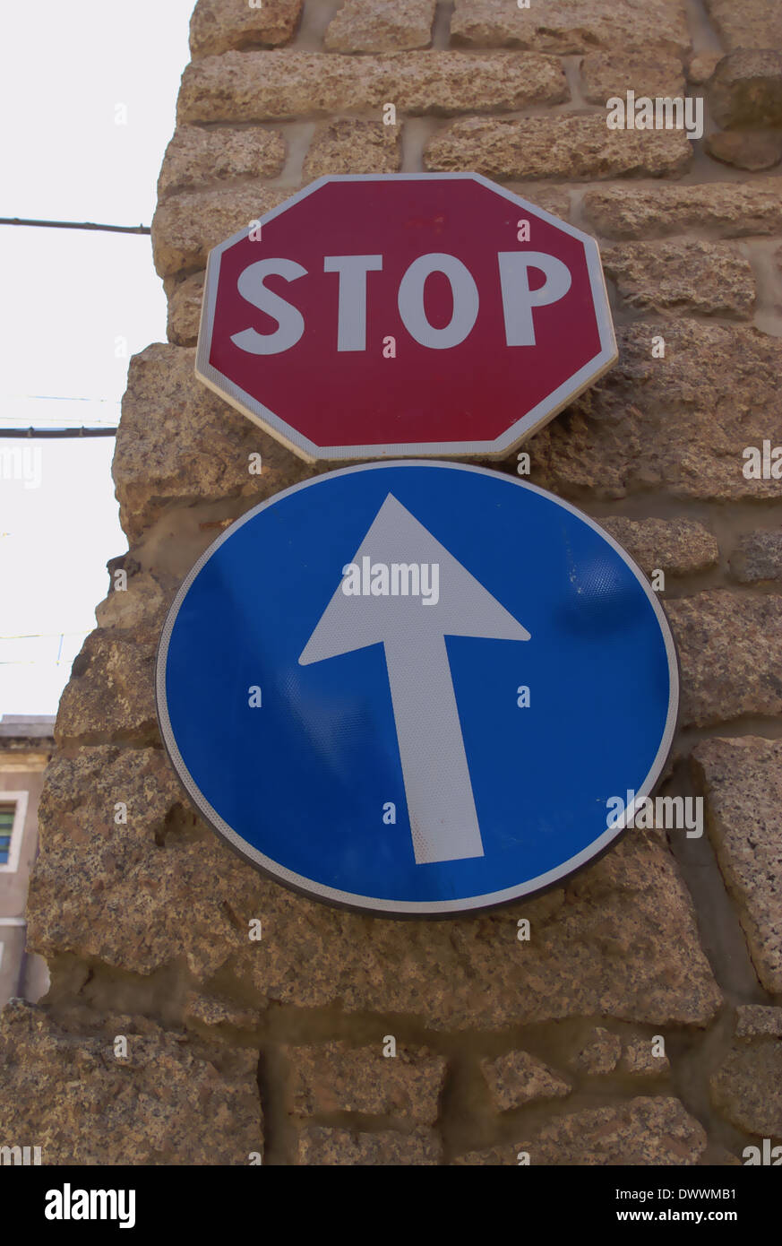 Il segnale di arresto. Segno di freccia. cartelli stradali in Italia. Il traffico italiano segni. Foto Stock