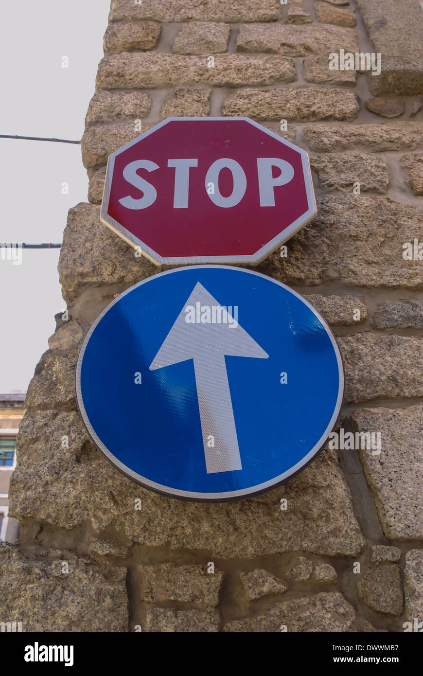 Il segnale di arresto. Segno di freccia. cartelli stradali in Italia. Foto Stock