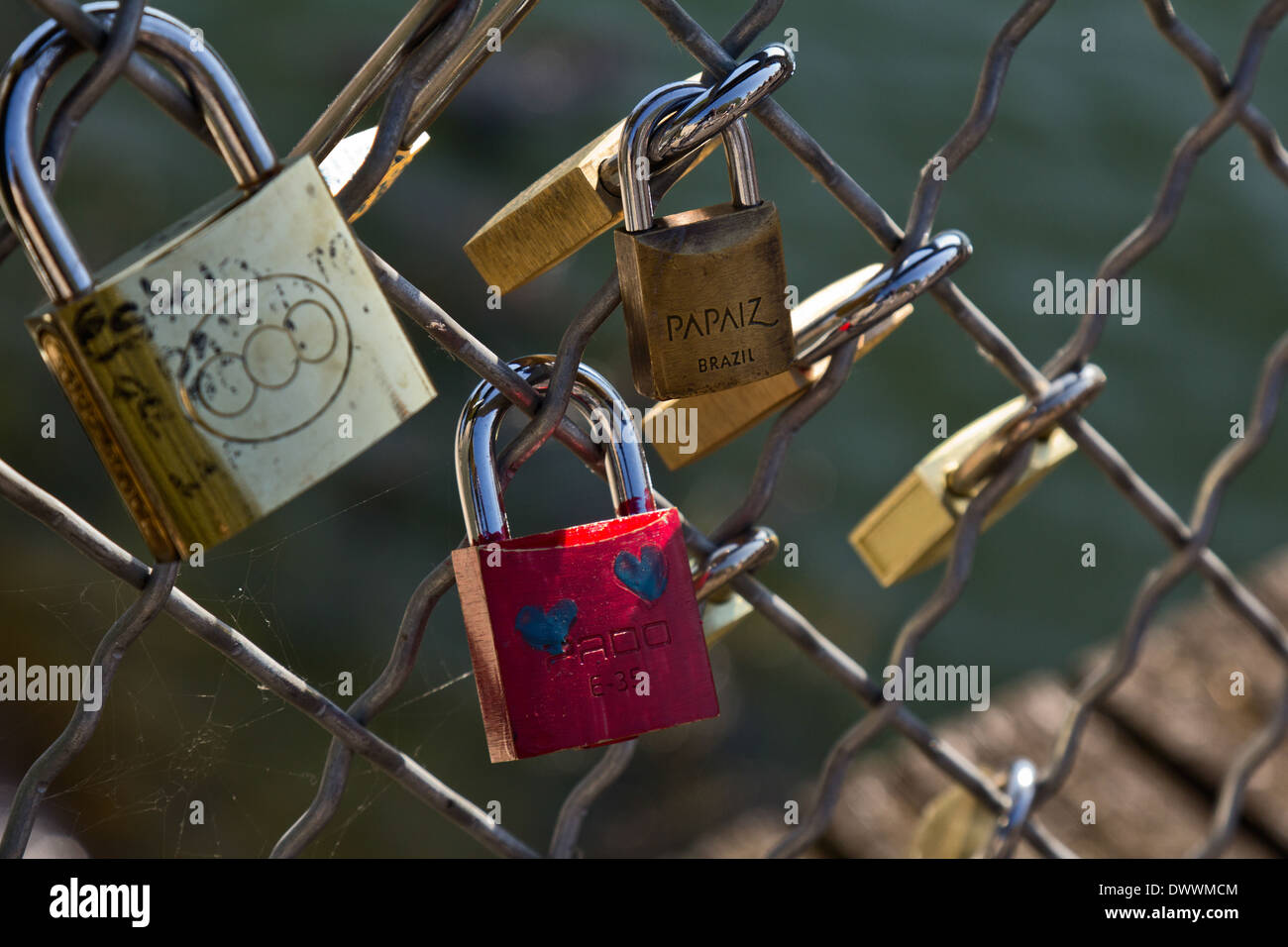 Lucchetti (amore serrature) lasciato dalle coppie sul Pont des Arts, Parigi, Francia Foto Stock