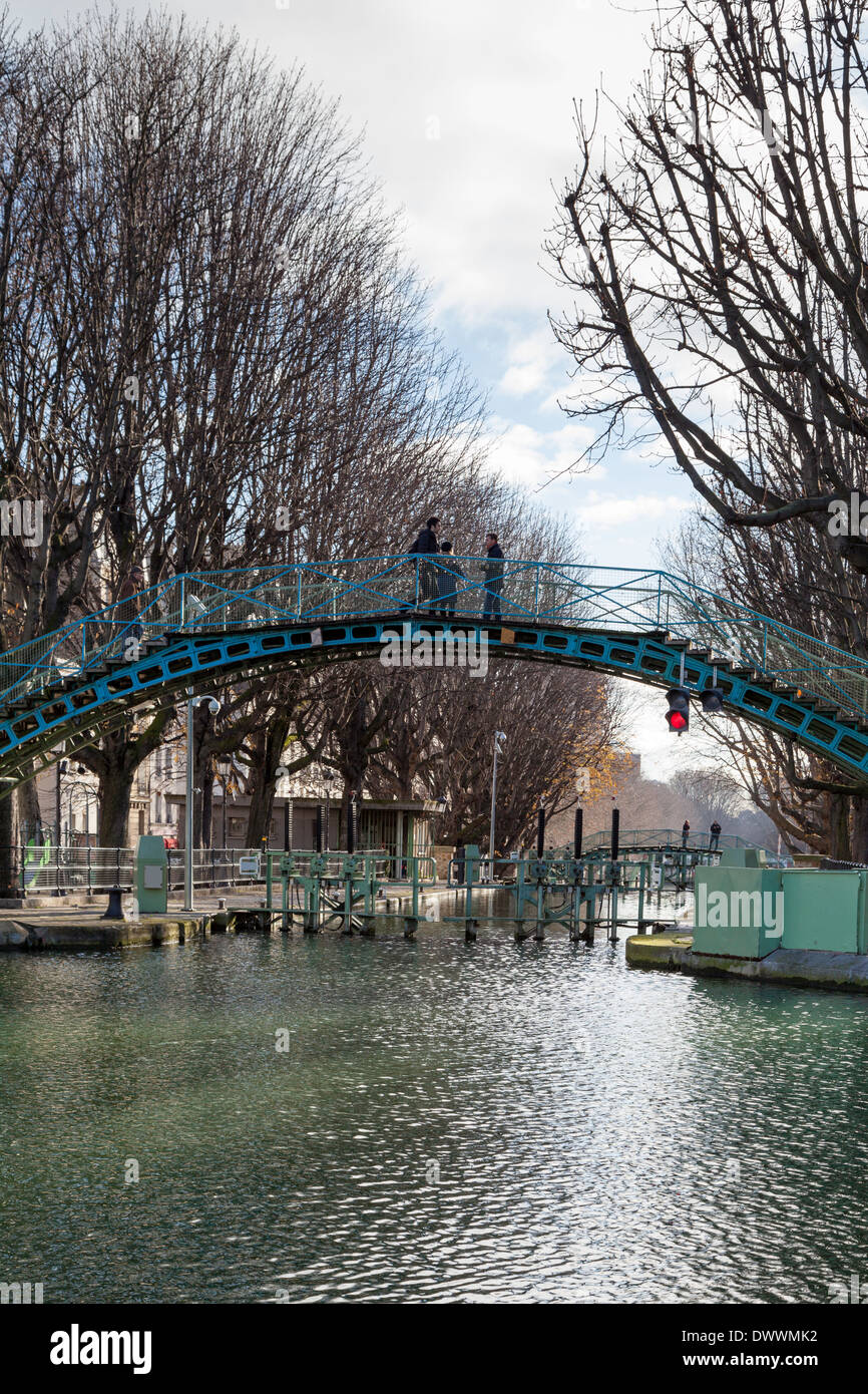 Un inverno pieno di sole del giorno sul Canal St Martin, Parigi, Francia Foto Stock
