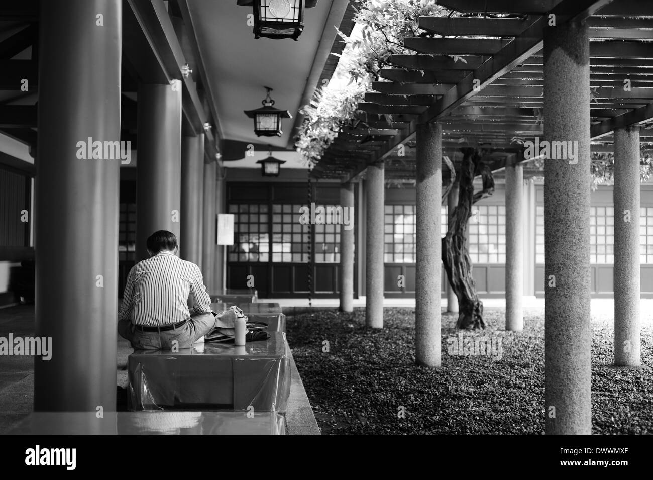 Uomo appoggiato a Hie santuario di Akasaka, Tokyo, Giappone Foto Stock