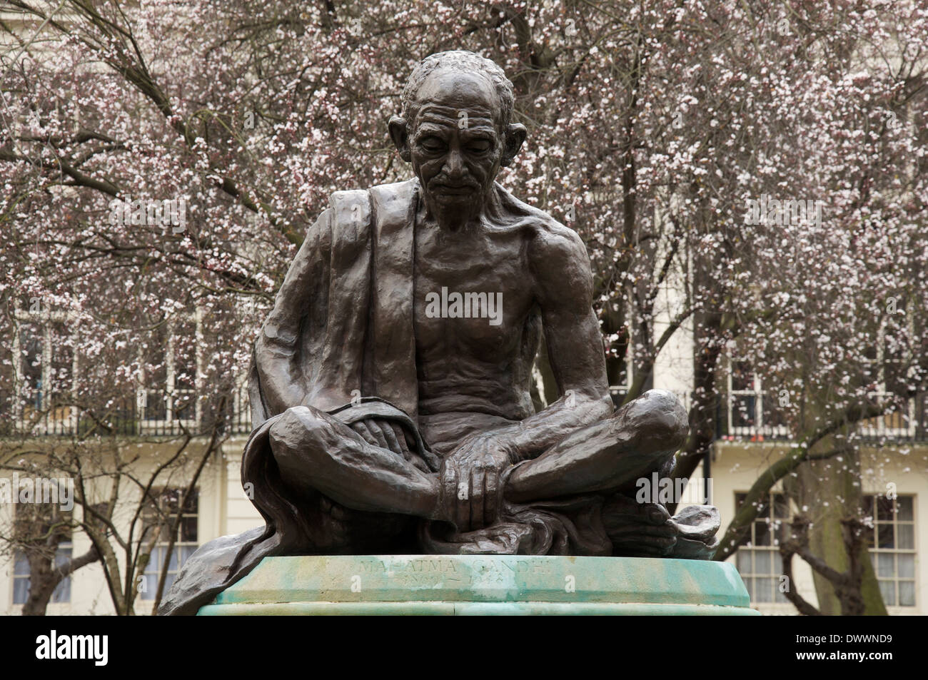 Una statua del Mahatma Gandhi, il leader dell'India nella lotta per l indipendenza dal governo britannico. Tavistock Square, Londra, Inghilterra, Regno Unito. Foto Stock