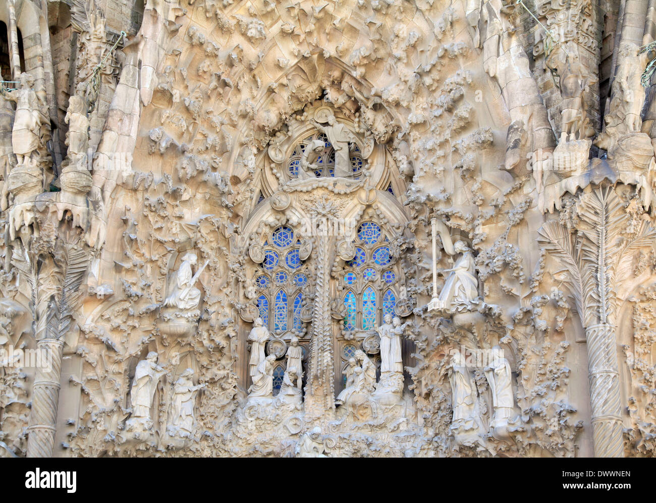 La facciata est alla Sagrada Familia, cattedrale progettata da Gaudi, Barcellona Foto Stock