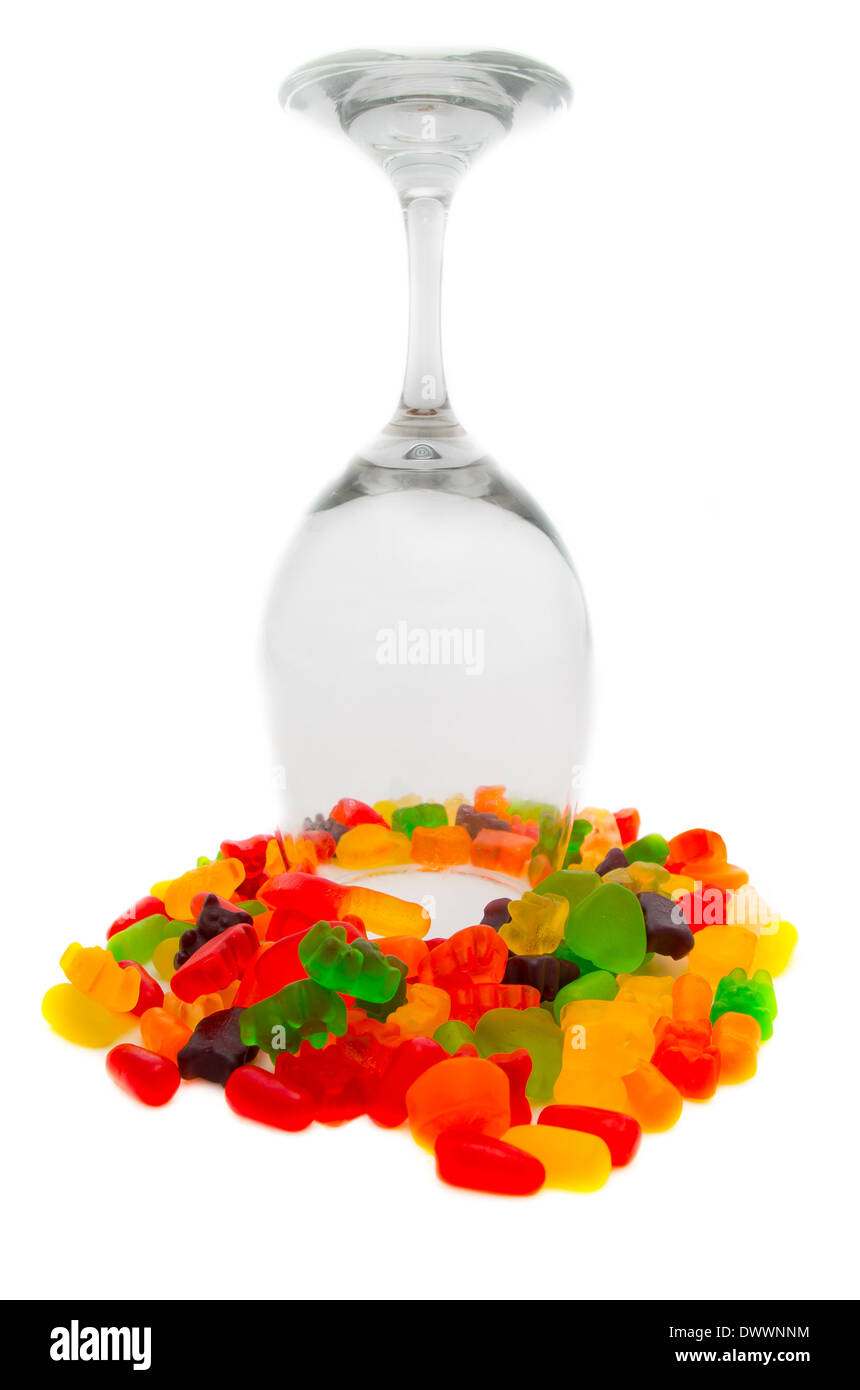 Gelatina colorata orsi in un bicchiere da vino isolato su bianco. Foto Stock