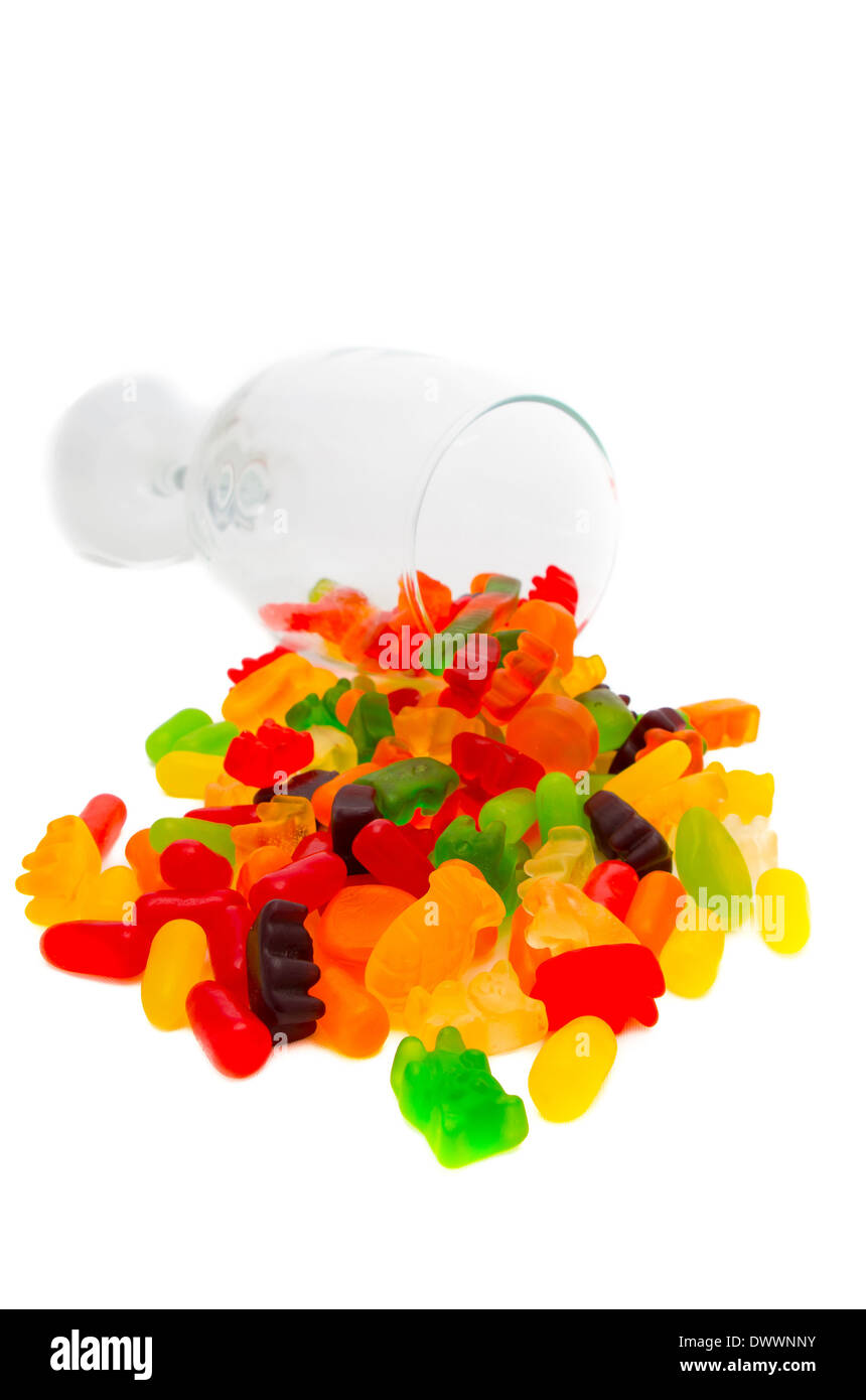 Gelatina colorata orsi in un bicchiere da vino isolato su bianco. Foto Stock