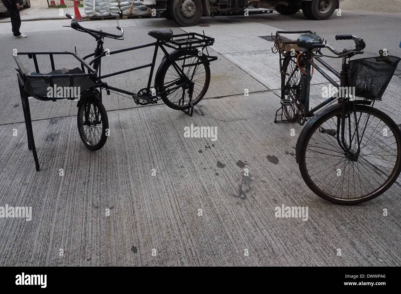 Due vecchie operaio di biciclette con vettori di grandi dimensioni. Foto Stock