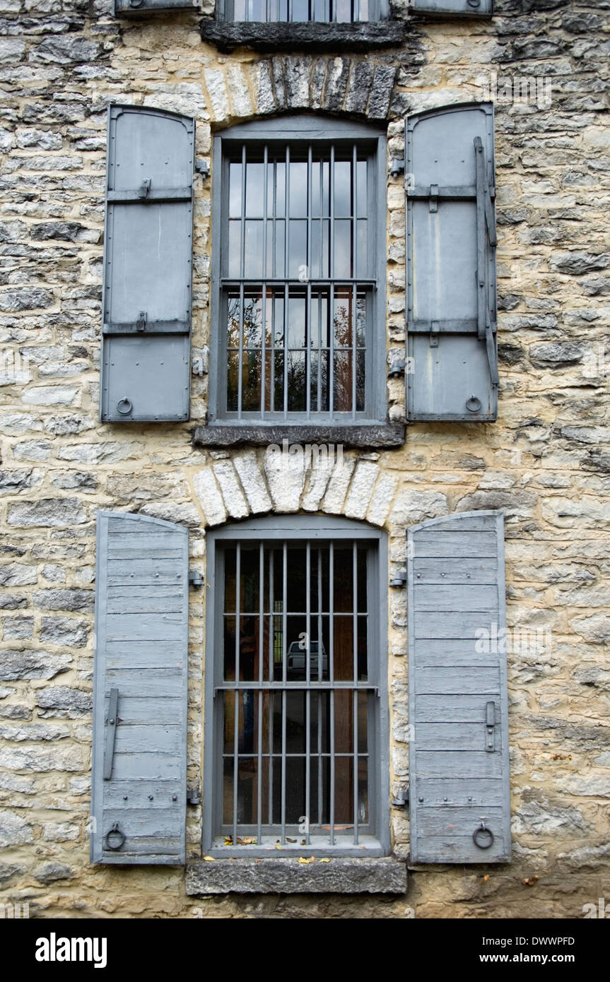 Bloccate le finestre e le persiane su Rickhouse a Woodford Reserve Distillery a Woodford County, Kentucky Foto Stock
