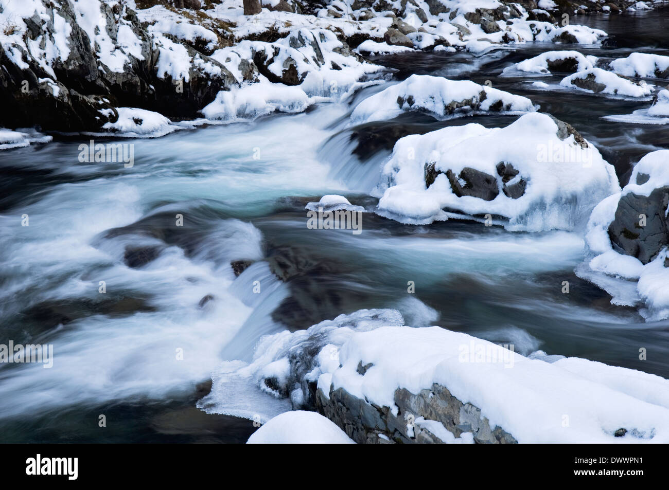 Neve e ghiaccio sul piccolo fiume di piccione nel Parco Nazionale di Great Smoky Mountains in Tennessee Foto Stock