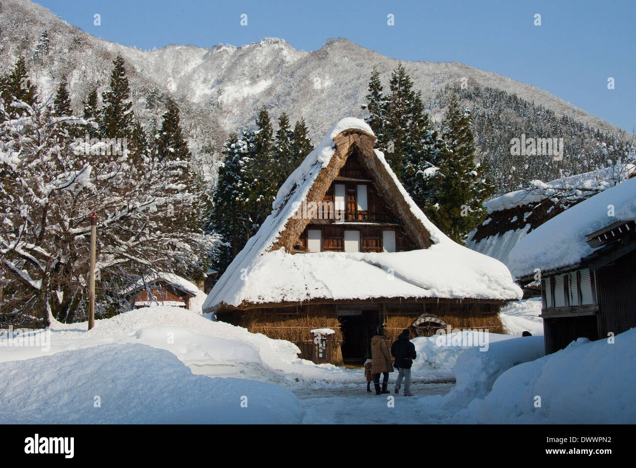 Vecchie case nel villaggio di Shirakawa in inverno, Prefettura di Gifu, Giappone Foto Stock Vecchie case nel villaggio di Shirakawa in inverno, Prefettura di Gifu, Giappone Foto Stock