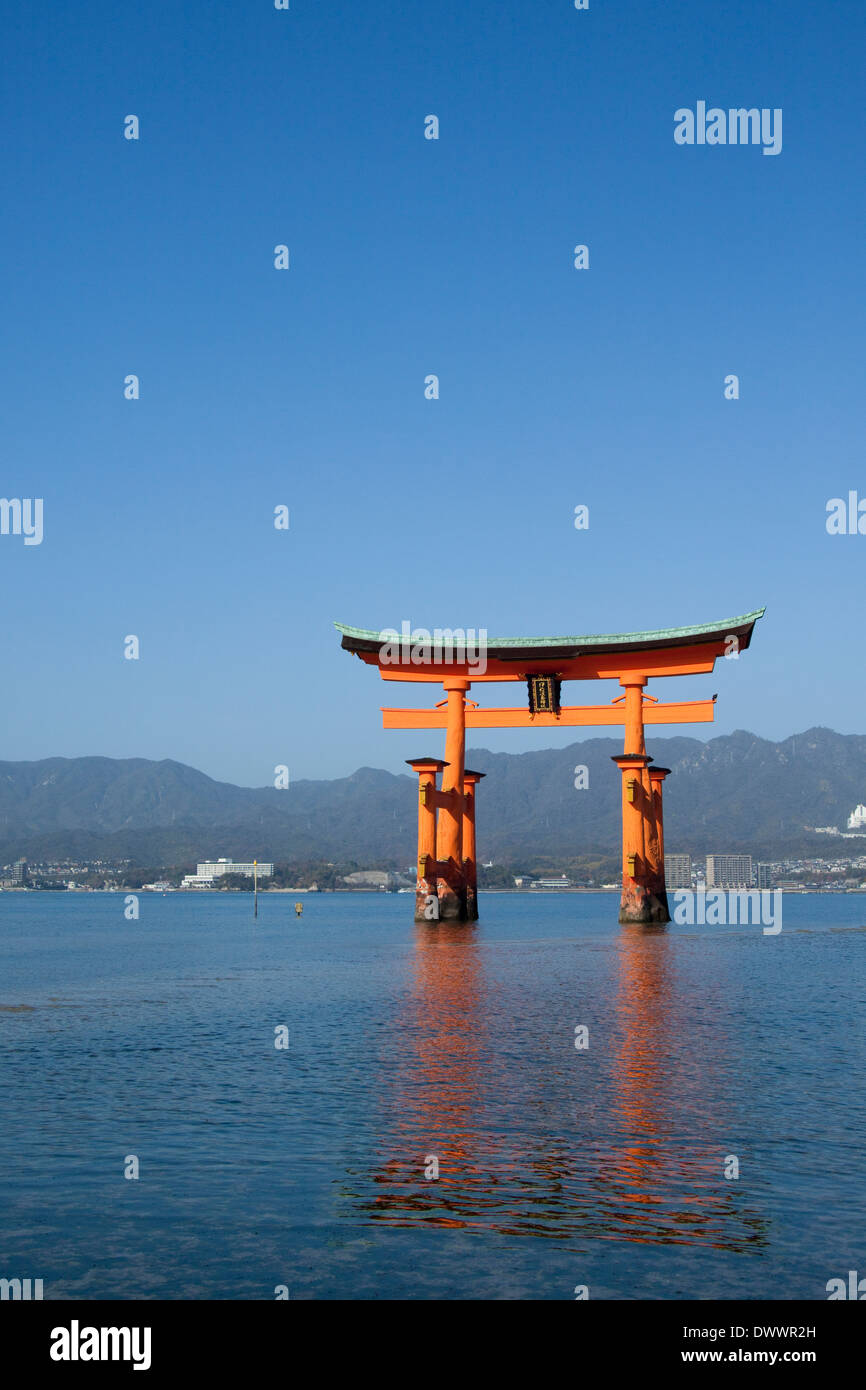 Torii gate del santuario di Itsukushima, Prefettura di Hiroshima, Giappone Foto Stock