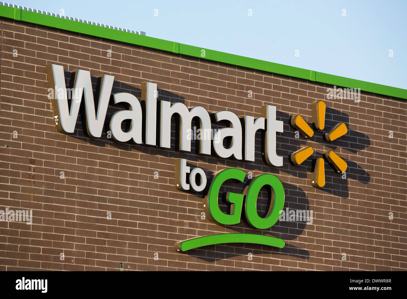 Il segno sulla parte esterna del nuovo Walmart per andare concetto convenience store in Bentonville, AR, Stati Uniti d'America. Foto Stock