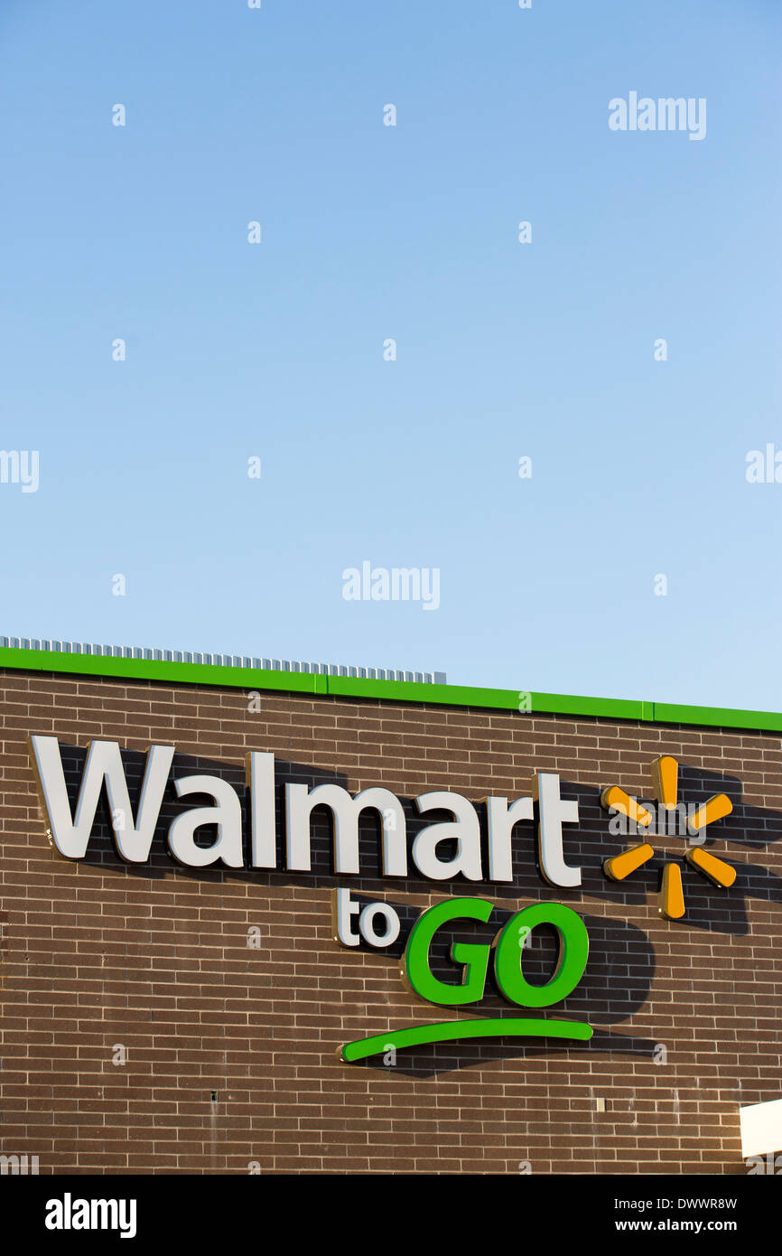 Il segno sulla parte esterna del nuovo Walmart per andare concetto convenience store in Bentonville, AR, Stati Uniti d'America. Foto Stock