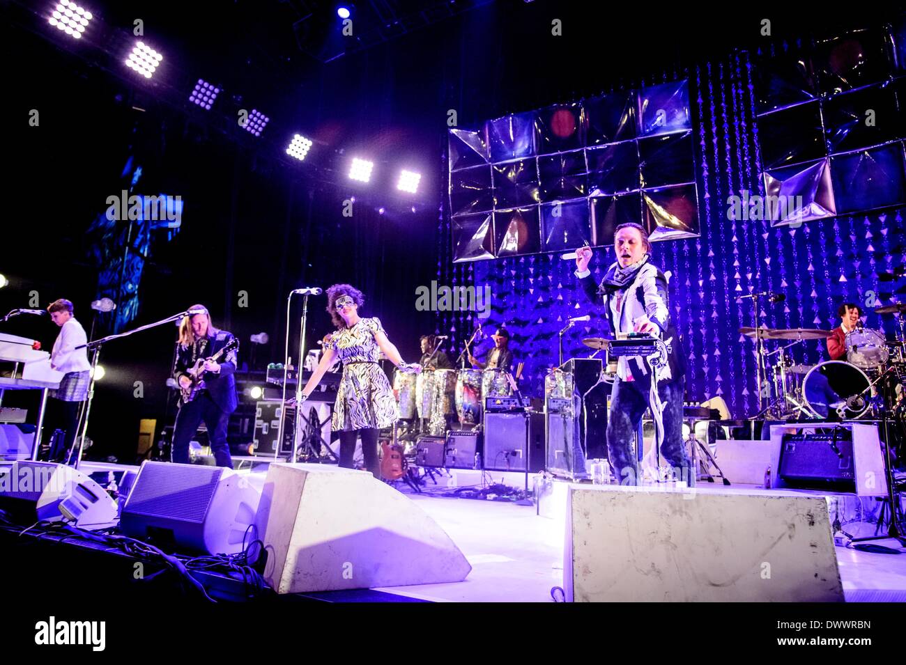 Toronto, Ontario, Canada. 13 Mar, 2014. Canadese arte indie rock band da Montreal, Quebec, 'Arcade Fire' eseguito sold out show di Air Canada Centre di Toronto. I membri della band: WIN BUTLER, RÃ‰MORE CHASSAGNE, RICHARD REED PARRY, William Butler, JEREMY GARA, TIM KINGSBURY. Credito: Igor Vidyashev/ZUMAPRESS.com/Alamy Live News Foto Stock