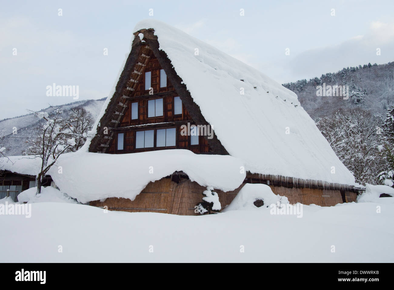Vecchia casa nel villaggio di Shirakawa in inverno, Prefettura di Gifu, Giappone Foto Stock Vecchia casa nel villaggio di Shirakawa in inverno, Prefettura di Gifu, Giappone Foto Stock