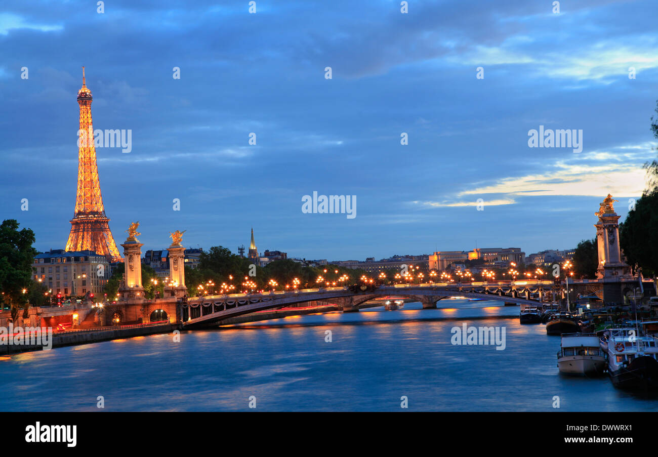 Alla Torre Eiffel e al fiume Senna al tramonto, Parigi, Francia Foto Stock