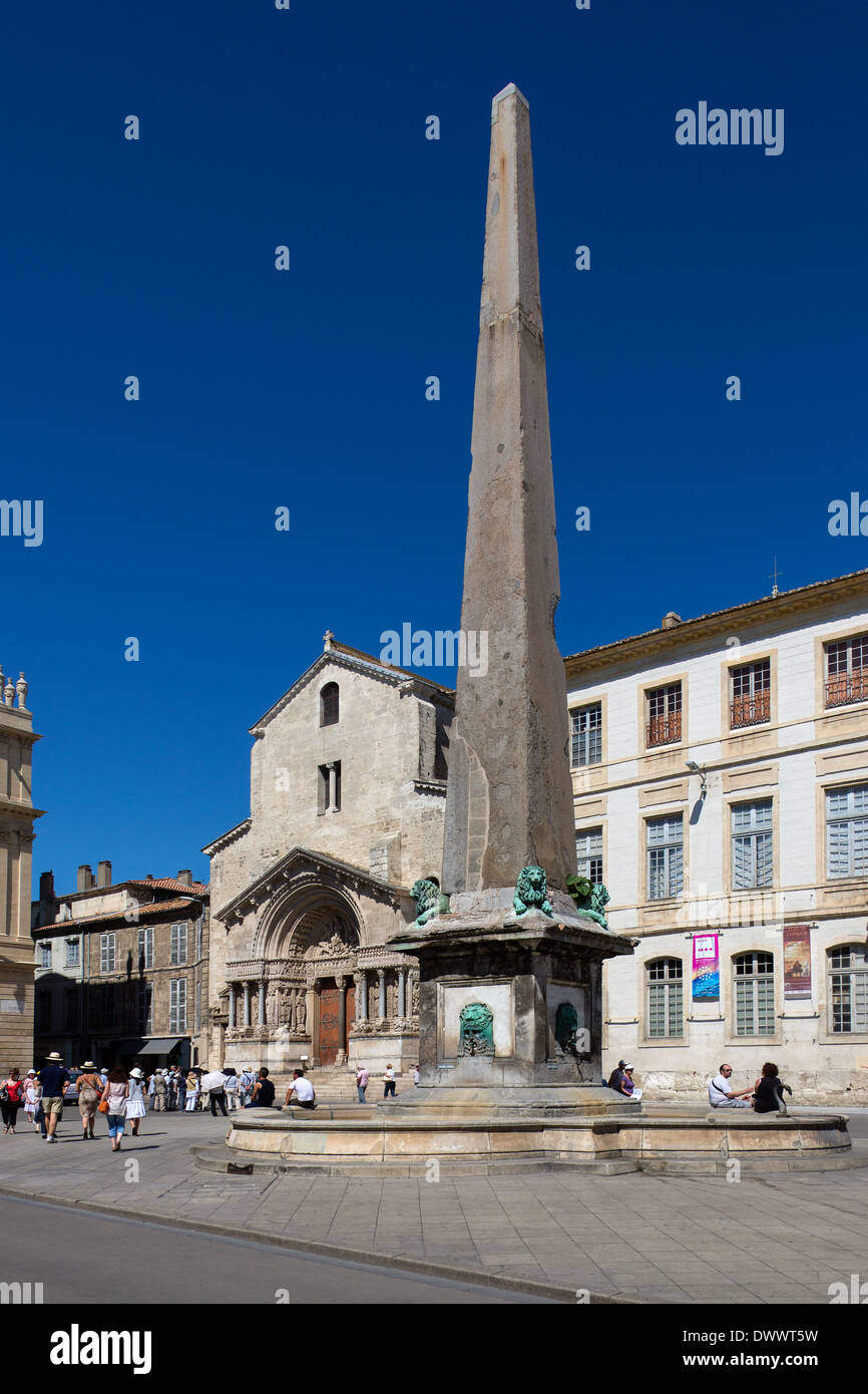 Plaza de la Republique nel centro storico della città di Arles in Provenza regione del sud della Francia. Foto Stock