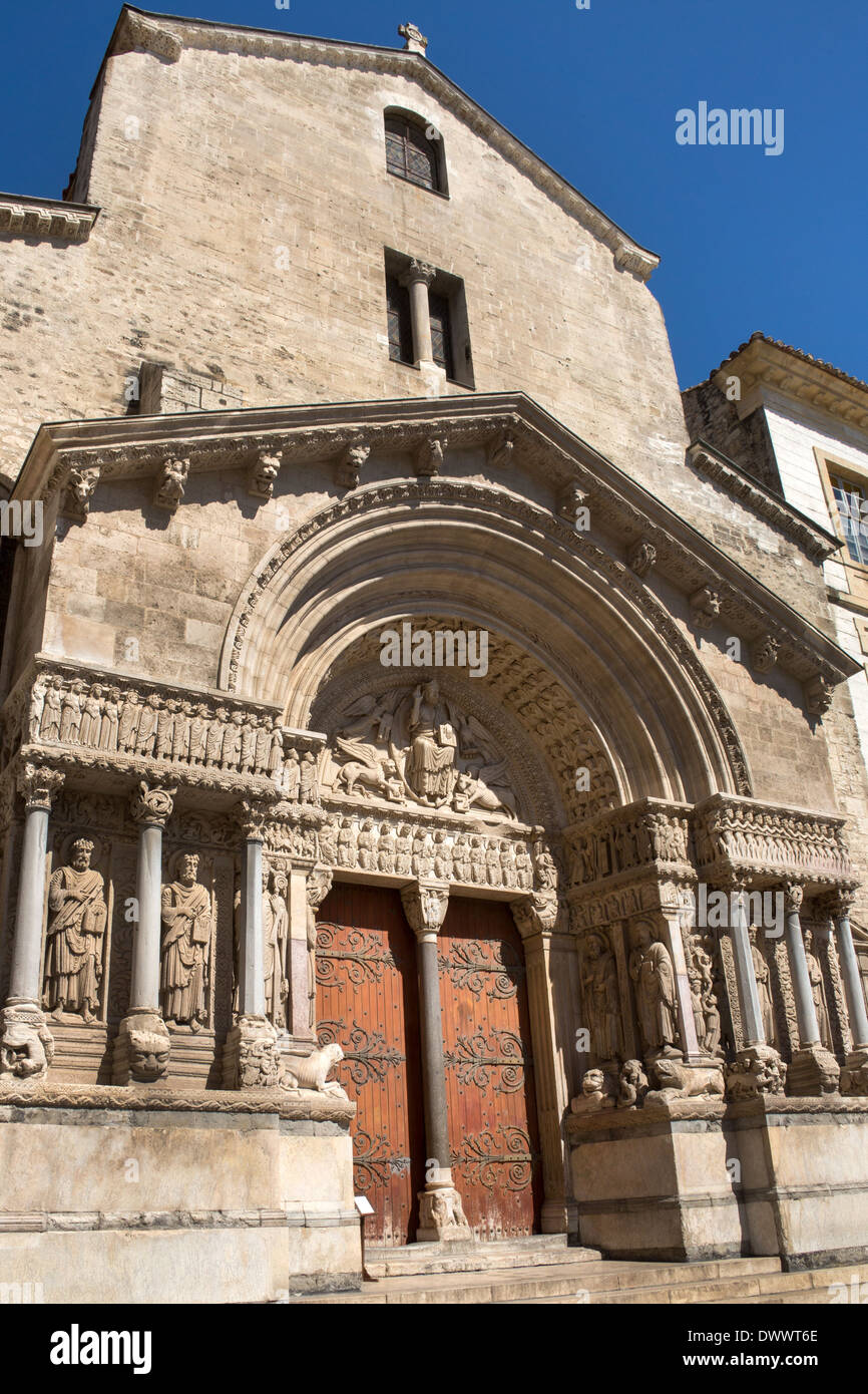 Eglise San Trophime nella Plaza de la Republique nella città di Arles in Provenza regione del sud della Francia. Foto Stock