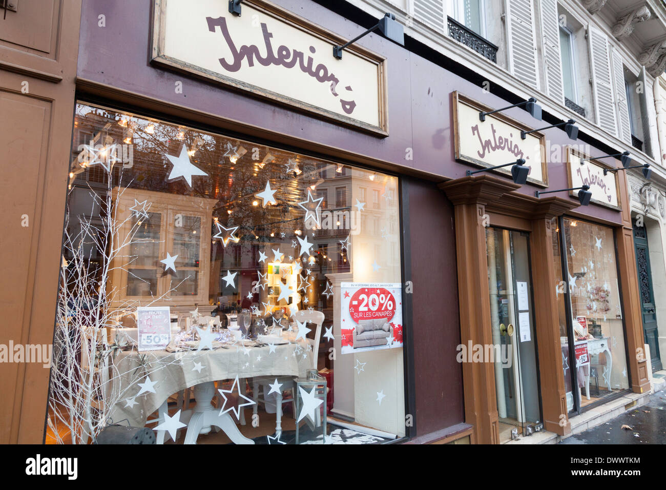 La finestra di visualizzazione di una homewares store sul Boulevard Beaumarchais, Parigi, Francia Foto Stock