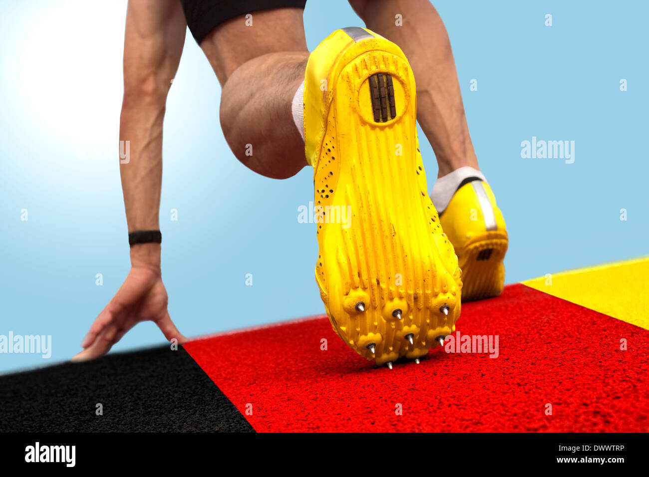 Sprinter inizia su un banner con il tedesco colori nazionali Foto Stock
