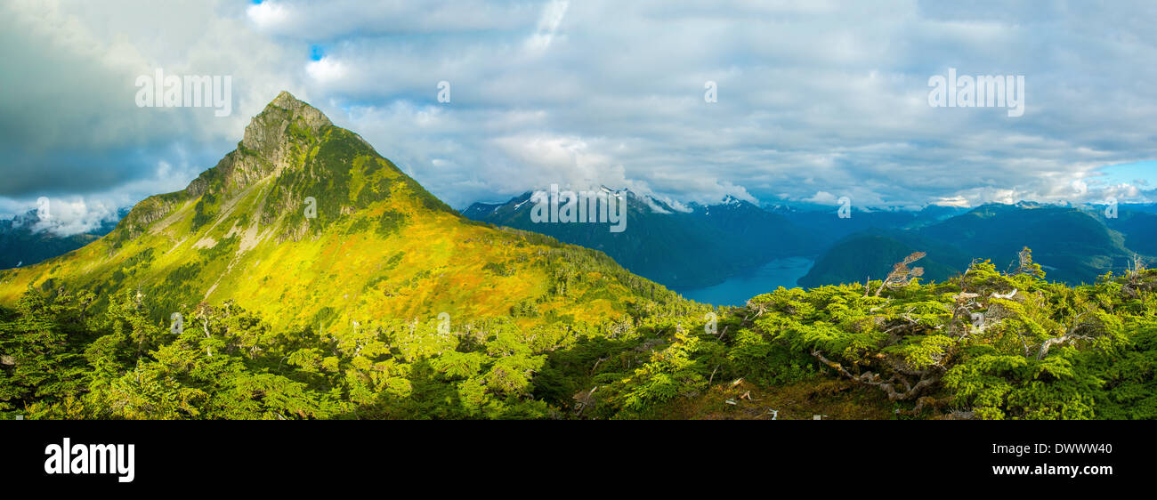 Vista di Mt. Arrowhead dal vertice di Mt. Verstovia, Sitka, Alaska, STATI UNITI D'AMERICA Foto Stock