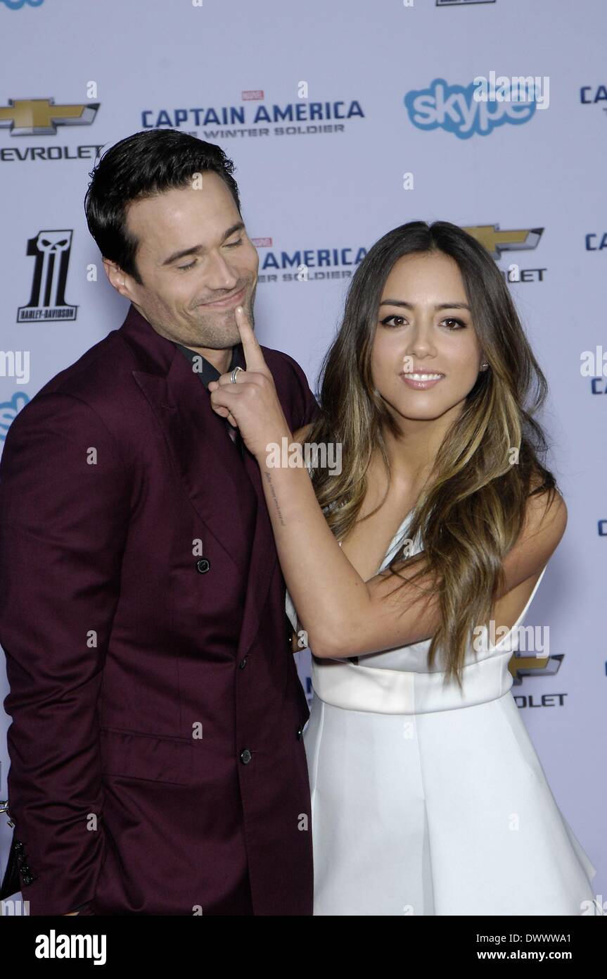 Los Angeles, CA, Stati Uniti d'America. 13 Mar, 2014. Brett Dalton, Chloe Bennett presso gli arrivi per Captain America: il Winter Soldier Premiere, El Capitan theater, Los Angeles, CA, 13 marzo 2014. Credito: Michael Germana/Everett raccolta/Alamy Live News Foto Stock