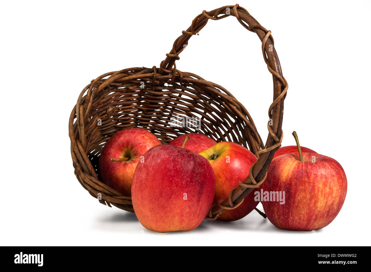 Deliziose mele rosse in un cesto marrone Foto Stock