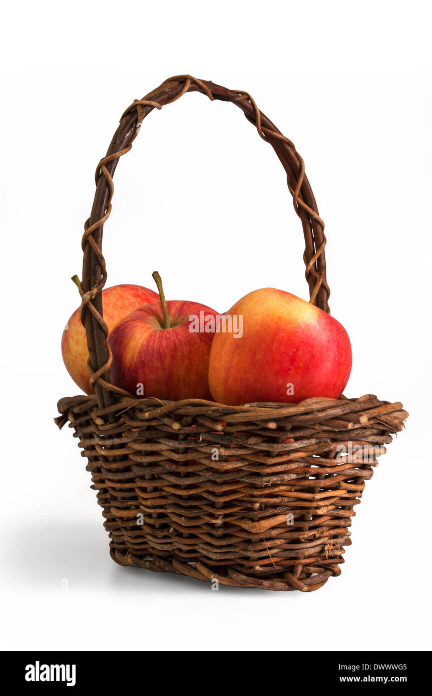 Collescting mele in un cestello. Foto Stock