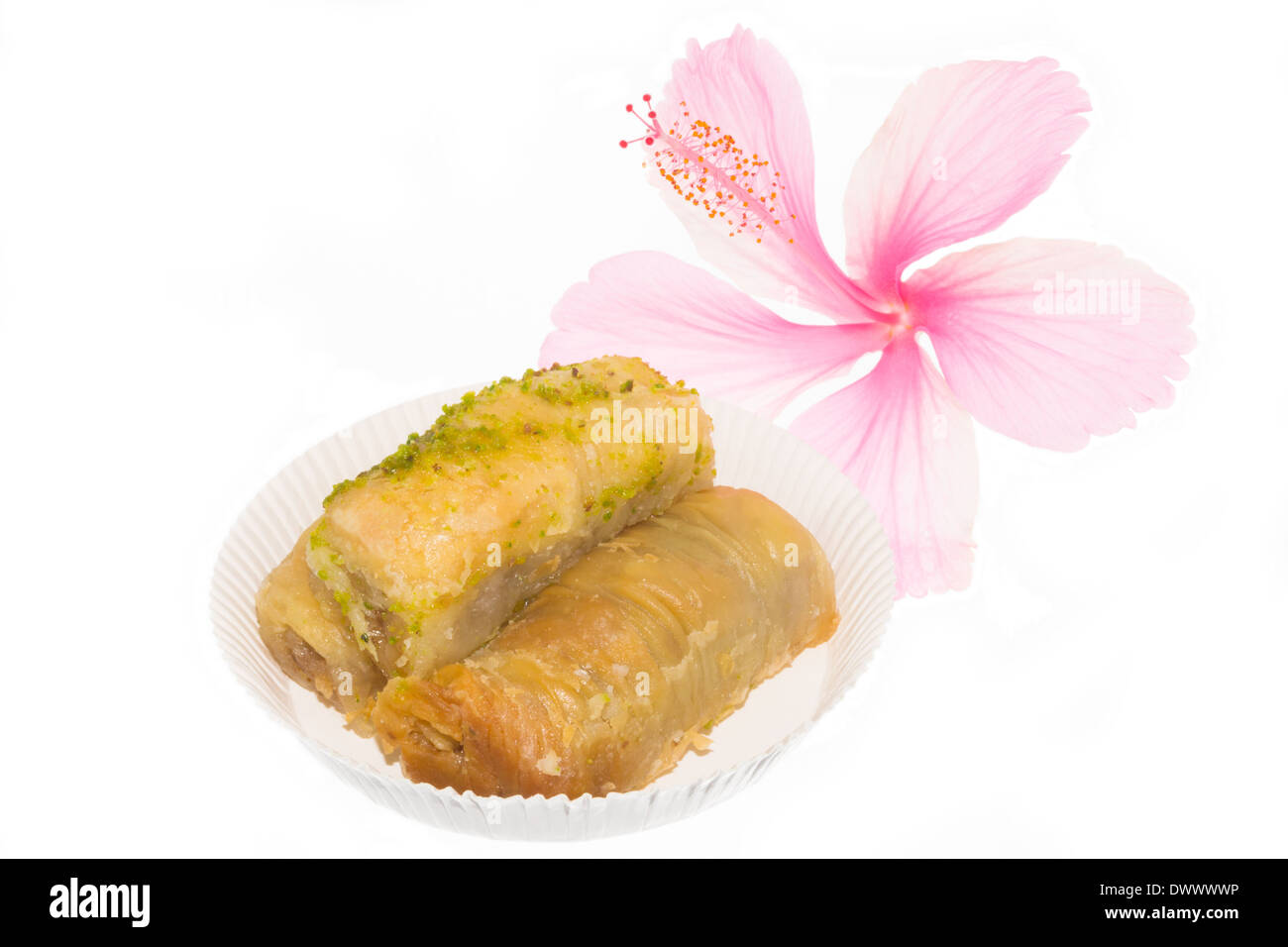 Dolce con il baklava con fiore hibiscus, cultura Orientale è isolato su sfondo bianco Foto Stock