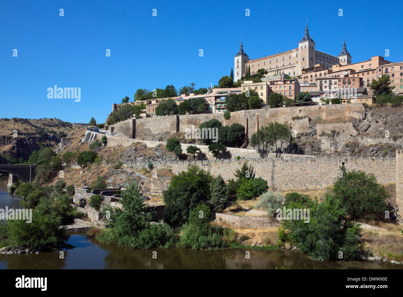 La città di Toledo in La Mancha di Spagna centrale. Vista della città e l'Alcazar da oltre il Fiume Targus. Foto Stock
