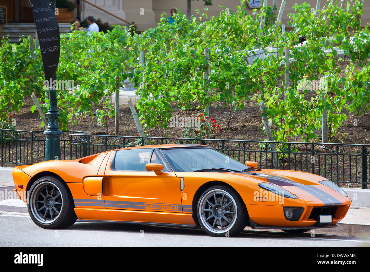 Auto di lusso lungo la Strada di Monte Carlo, Monaco. Foto Stock