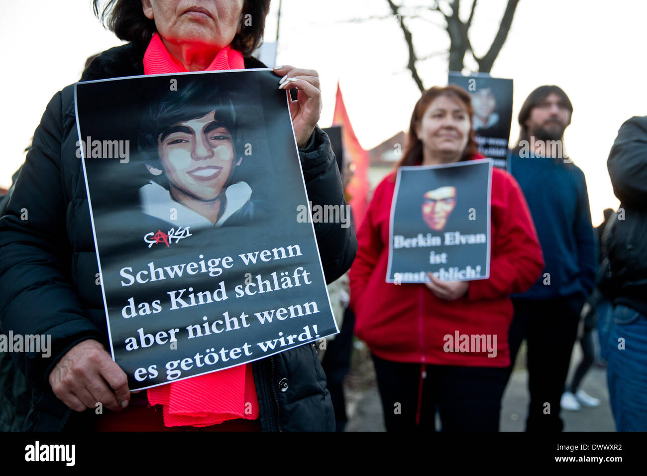 Norimberga, Germania. 13 Mar, 2014. 'Schweige wenn das tipo schläft aber nicht wenn es getoetet wird' (lit. essere tranquillo quando un bambino dorme e non quando egli viene ucciso) viene scritto su un cartellone durante una manifestazione di protesta nella memoria del Berkin Elvan al di fuori dell'Tedesco-turco Film Festival in Nuremberg, Germania, 13 marzo 2014. Quindici anni è stato colpito alla testa da una polizia di strappare-bombola del gas durante una dimostrazione contro la questione islamica e l attuale governo conservatore a Istanbul. Morì dopo aver trascorso 269 giorni in coma. Foto: Daniel Karmann/dpa/Alamy Live News Foto Stock