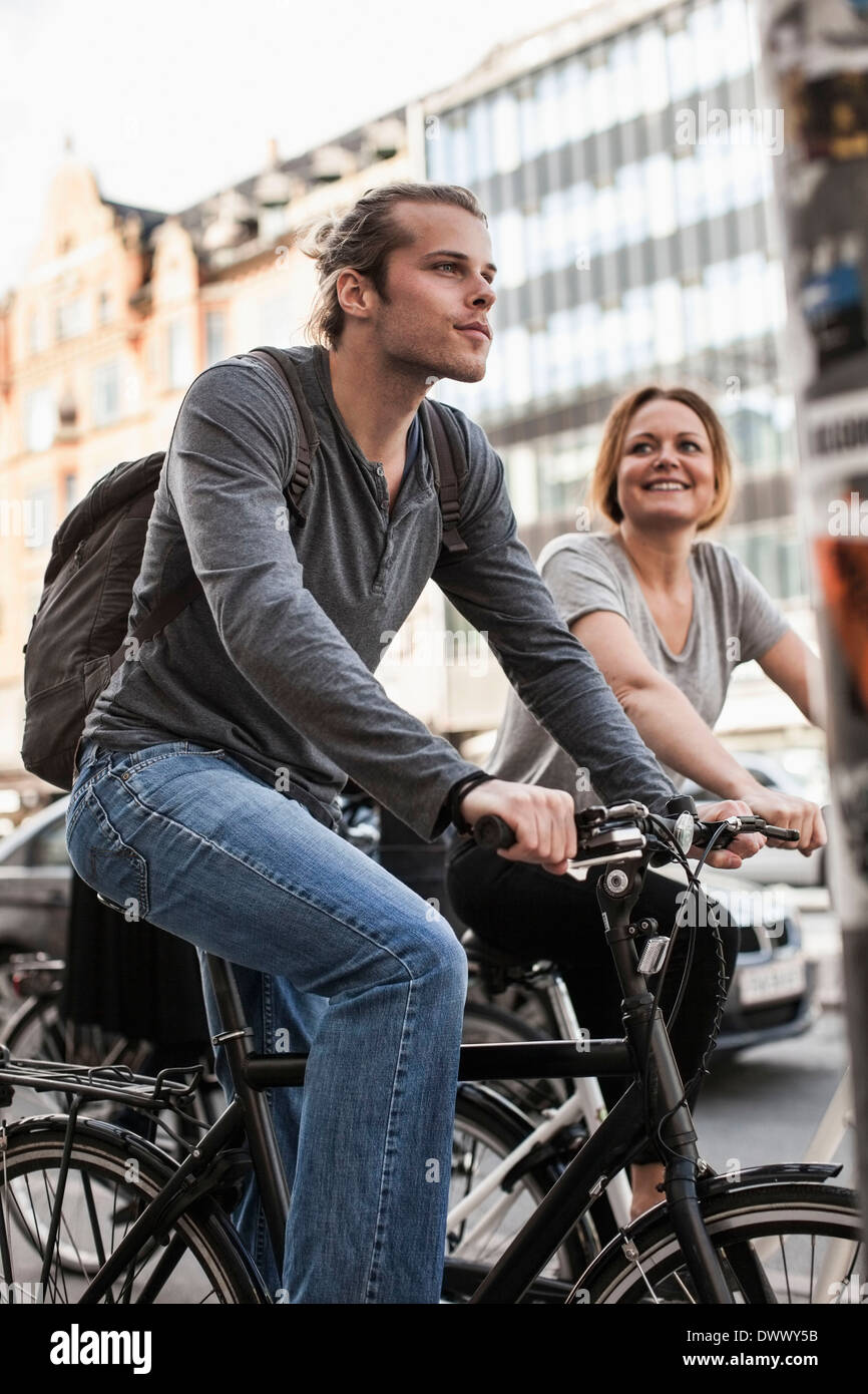 L uomo e la donna il ciclismo su strada di città Foto Stock