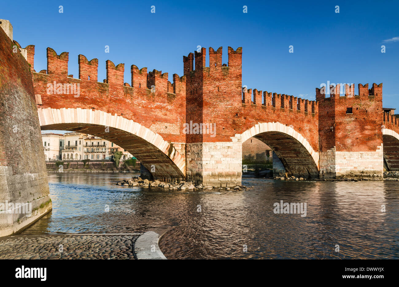 Verona, Italia. Fiume Adige e medievale ponte in pietra del Ponte Scaligero costruito nel XIV secolo nei pressi di Castelvecchio. Foto Stock