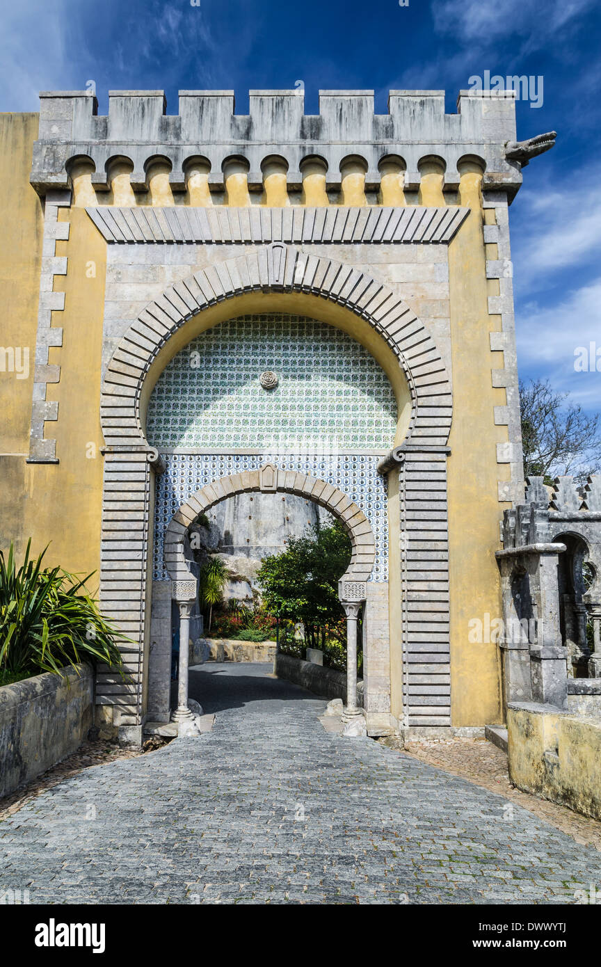 Pena Palace, Sintra, Portogallo. Architettura araba style arco su Palacio de Pina entrata. Foto Stock