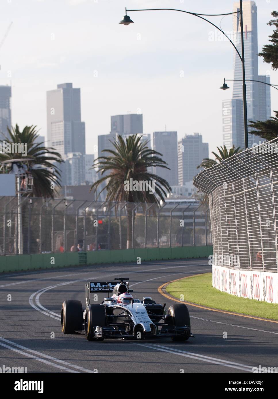 Melbourne, Australia. Xiv Mar, 2014. McLaren driver di Formula Uno Jenson Button di Gran Bretagna rigidi durante la seconda sessione di prove libere della Australian Formula One Grand Prix all'Albert Park di Melbourne, Australia, 14 marzo, 2014. Credito: Bai Xue/Xinhua/Alamy Live News Foto Stock