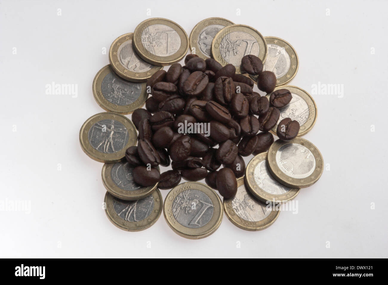 I chicchi di caffè e di monete metalliche in euro nella foto 21.01.2014 Foto Stock