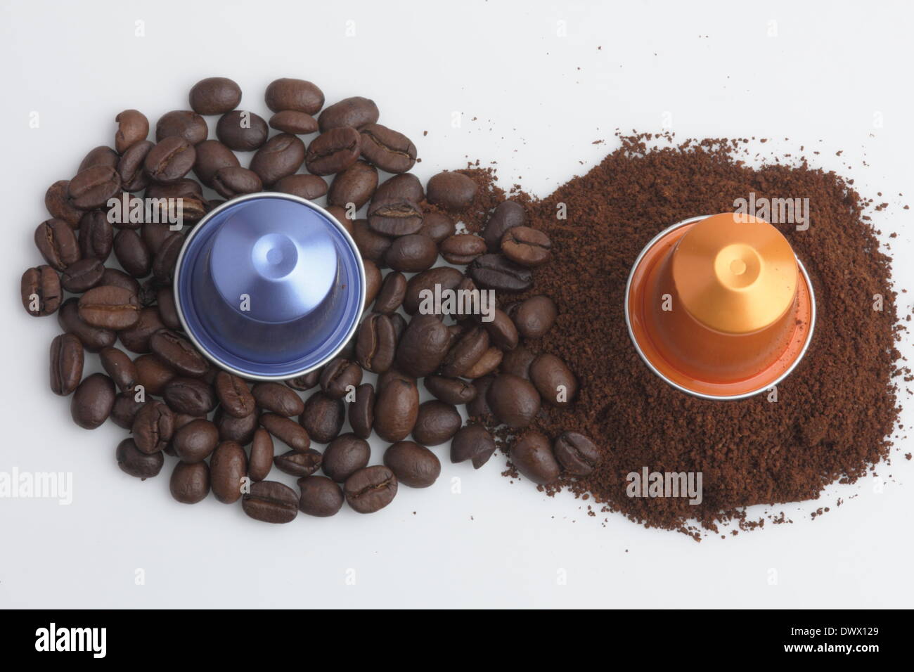 Varie capsule di caffè, caffè in grani e macinato mostrato 21.01.2014 Foto Stock
