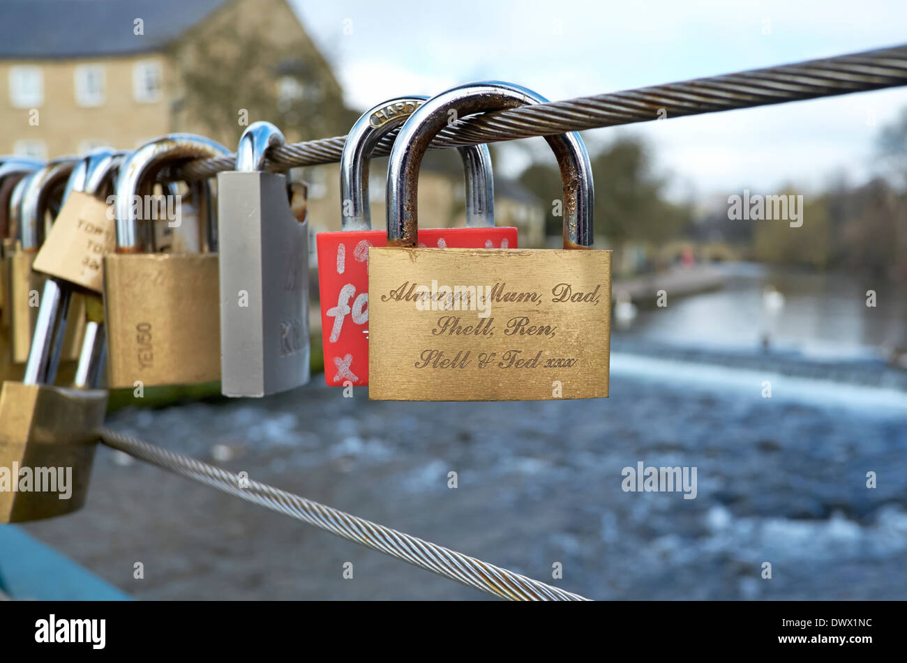 Amore lucchetti attaccato al ponte sopra il fiume Wye Bakewell Derbyshire England Regno Unito Foto Stock