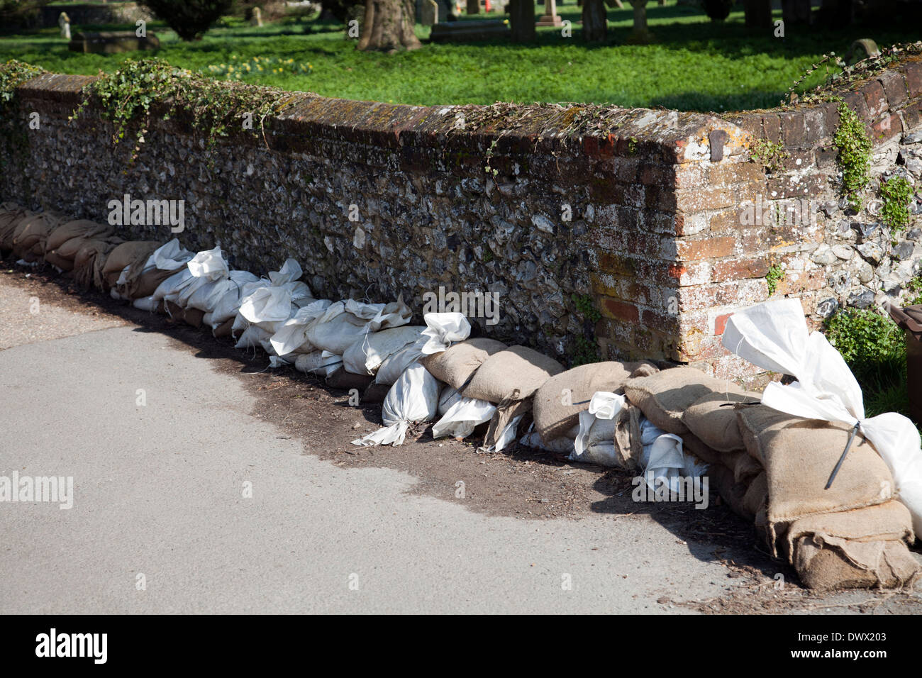 Hambleden Village sacchi di sabbia per l'acqua di allagamento nel Buckinghamshire NEL REGNO UNITO Foto Stock