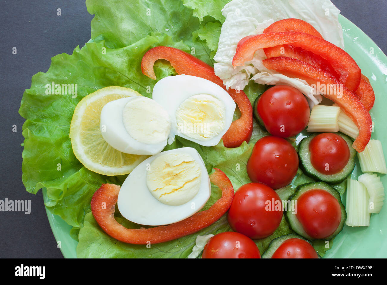 Ortaggi freschi uova pepe " pomodori ciliegia' pomodori lattuga limone vegetariana dieta di sedano Foto Stock