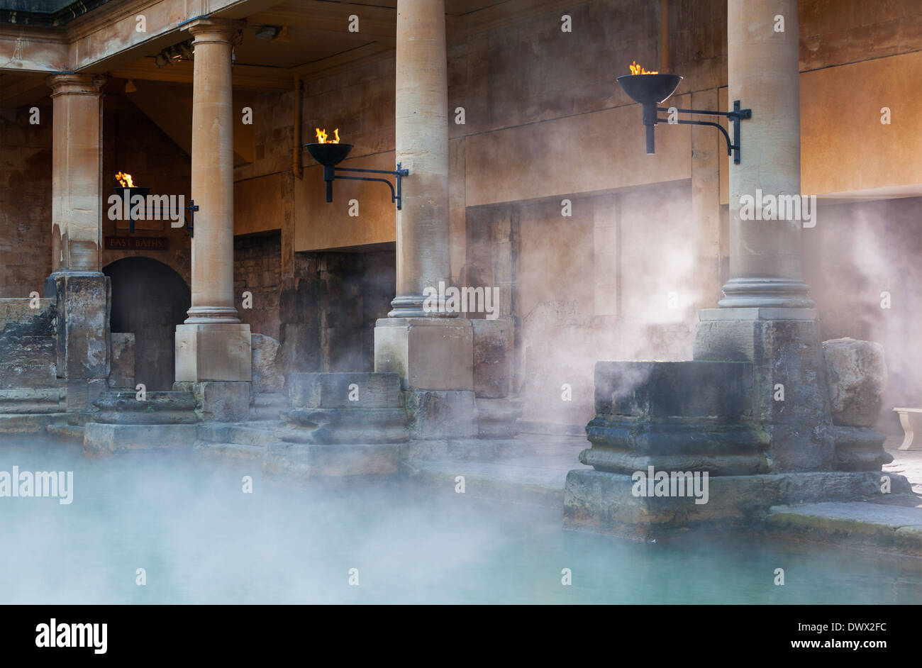 Mist rising off la calda acqua termale nella grande vasca da bagno, parte delle terme romane in bagno, REGNO UNITO Foto Stock