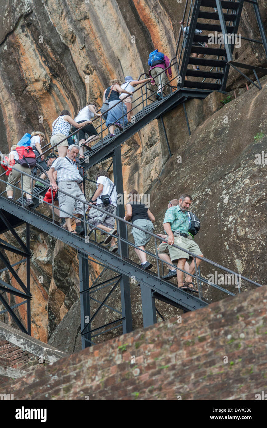 I turisti salire le scale in Sigiriya NESCO sito patrimonio dello Sri Lanka Foto Stock