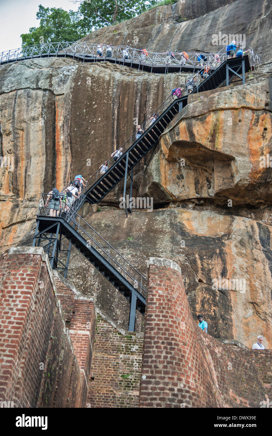 I turisti salire le scale in Sigiriya NESCO sito patrimonio dello Sri Lanka Foto Stock