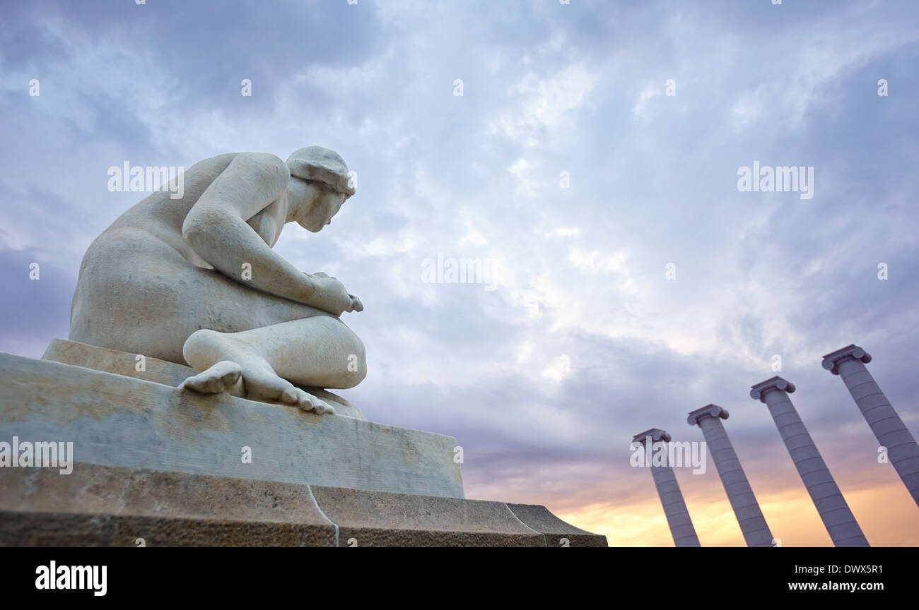 Sedent (seduto), scultura di Josep Llimona, e le quattro colonne a Montjuïc. Barcellona. La Catalogna. Spagna Foto Stock