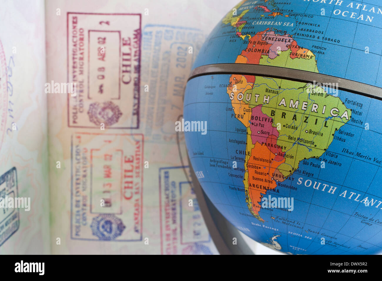 Globe e passaporto Foto Stock