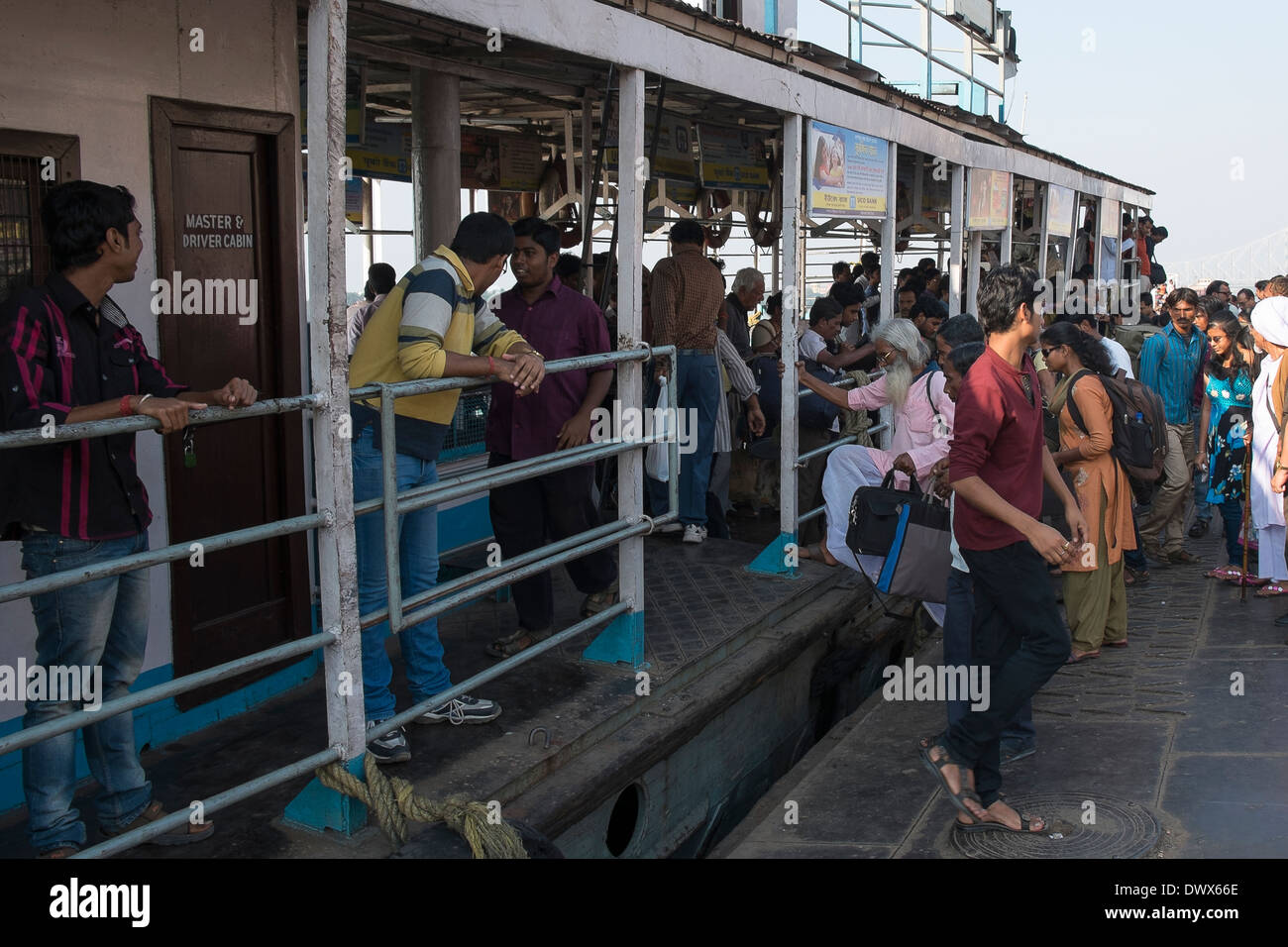 India Bengala Occidentale, Calcutta, ai passeggeri di imbarcarsi su un traghetto sul Fiume Hooghly Foto Stock