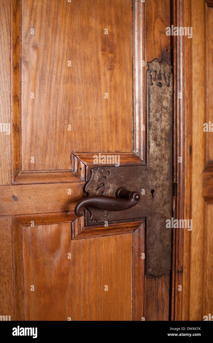 Maniglia della porta in un inglese di Manor House, nell'arte e mestieri style Foto Stock