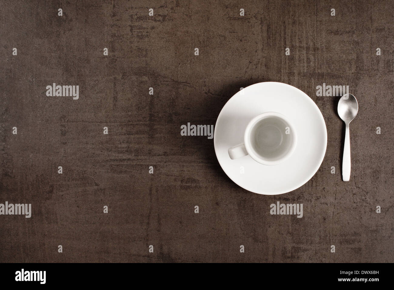 Svuotare il caffè sul tavolo Foto Stock