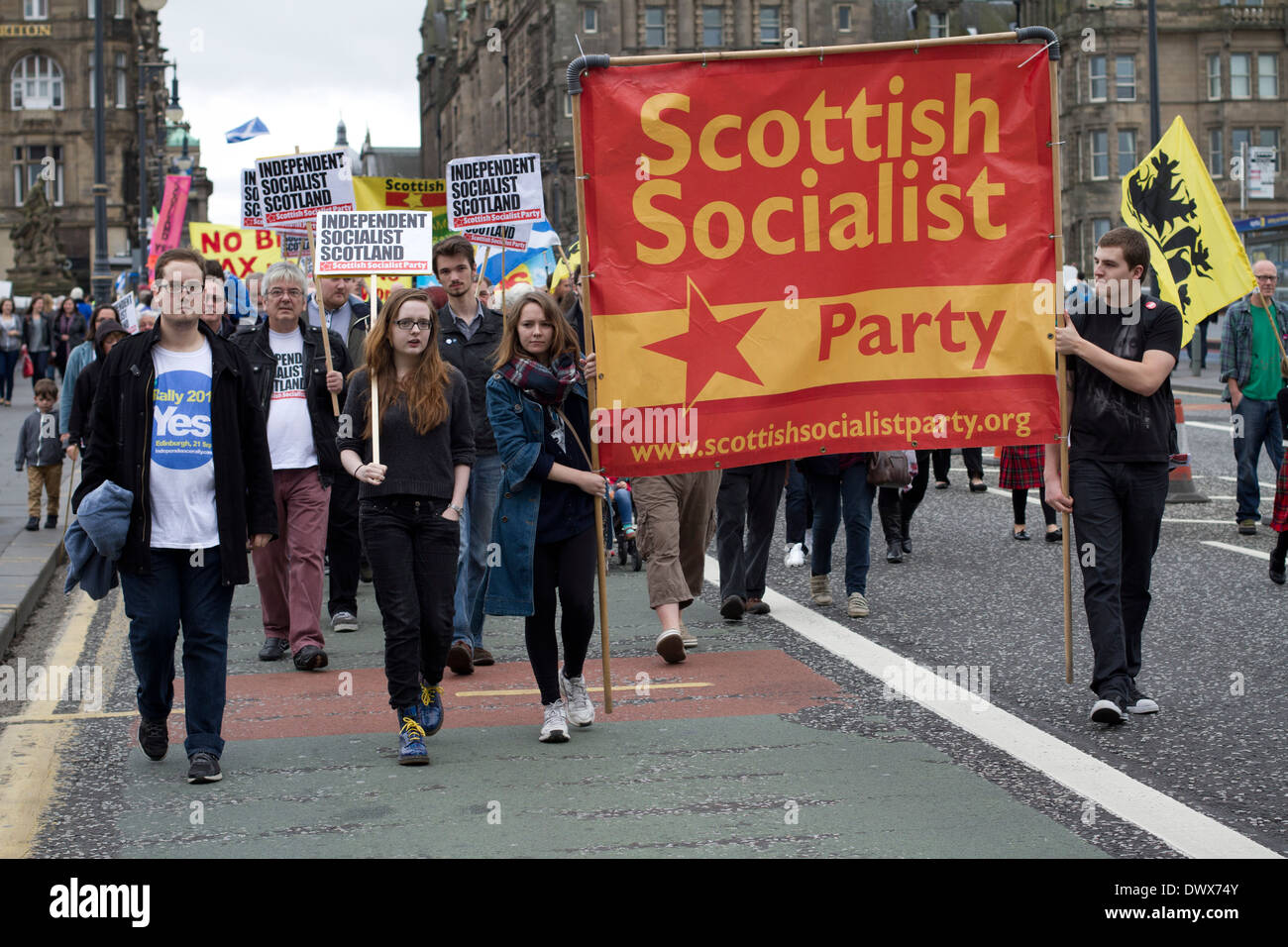 La folla marciando per le strade di Edimburgo durante un pro-indipendenza marzo e rally nella capitale scozzese nel 2013. Foto Stock