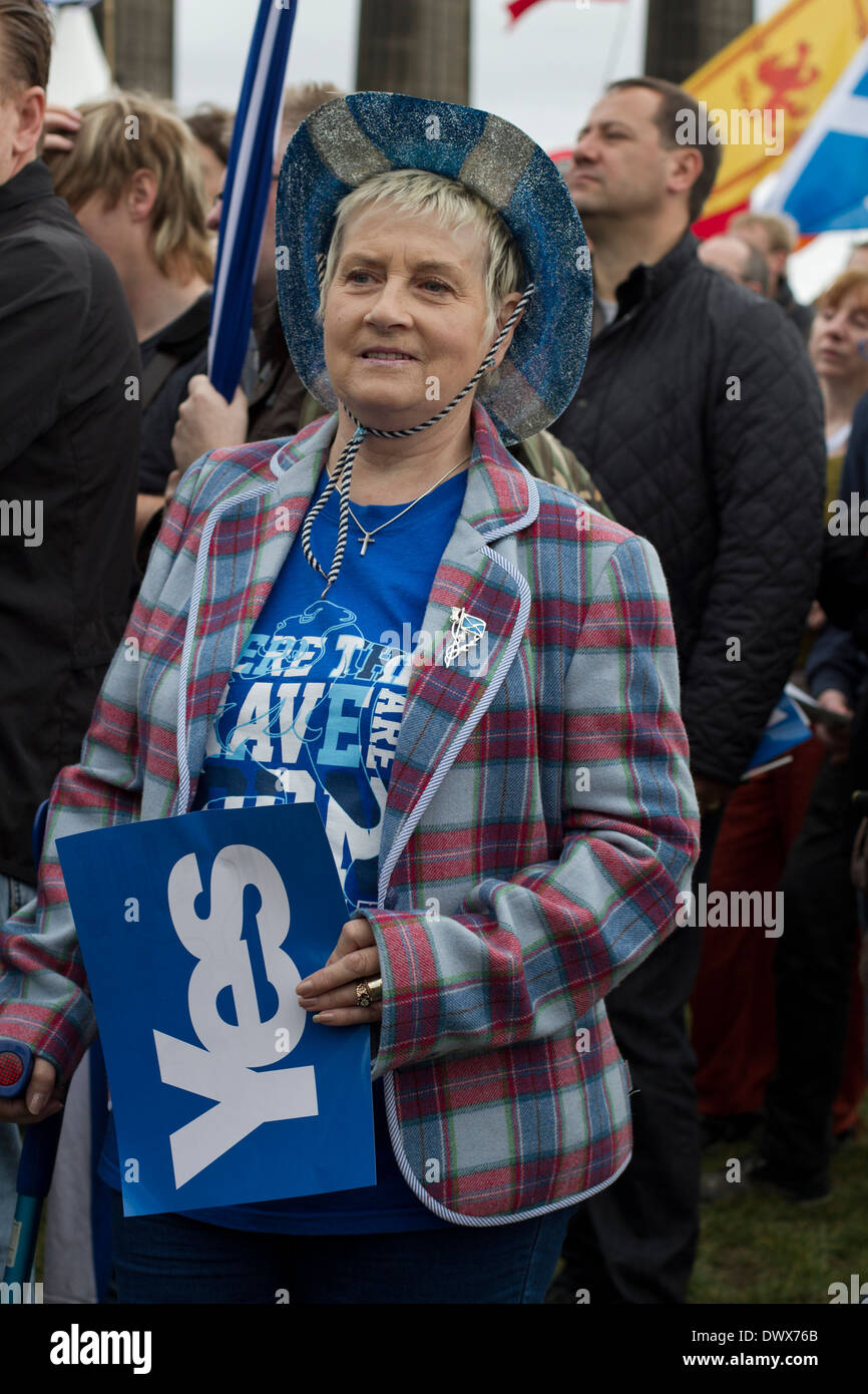 Una donna in una camicia tartan ascoltare discorsi durante un pro-indipendenza nel rally di Edimburgo nel 2013. Foto Stock